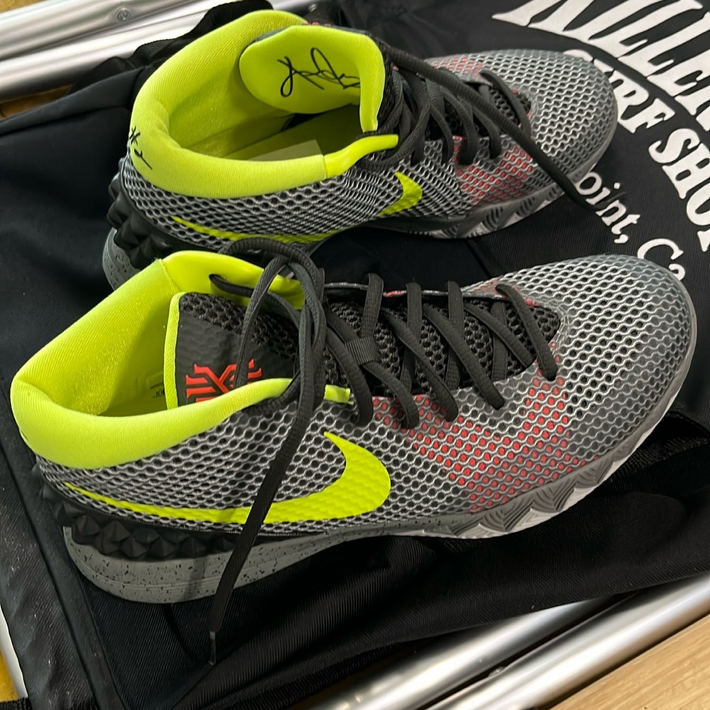 Men’s Nike Kyrie 1 Dungeon Size 9